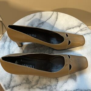 Vaneli women’s shoes 7.5N brown. NWT